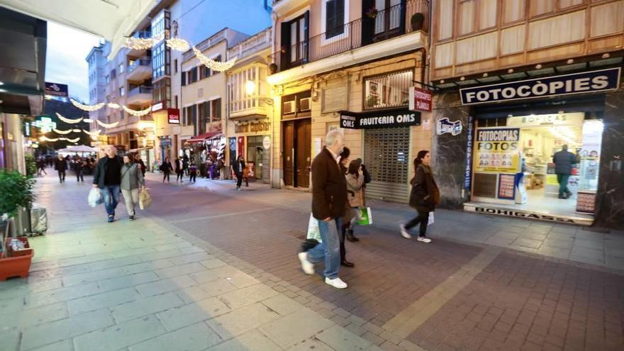 Veinticinco años después, muchos no recuerdan que peatonalizar la calle Oms fue motivo de protesta popular día tras día.