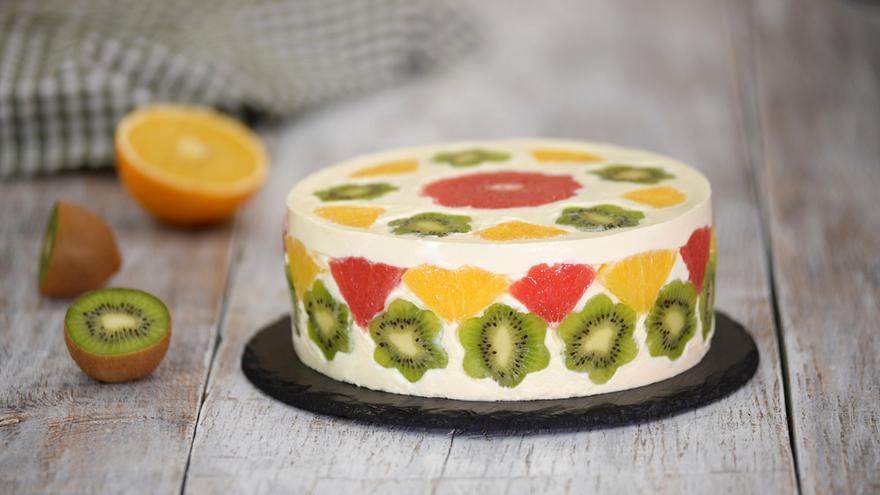 Tarta de yogur y frutas.