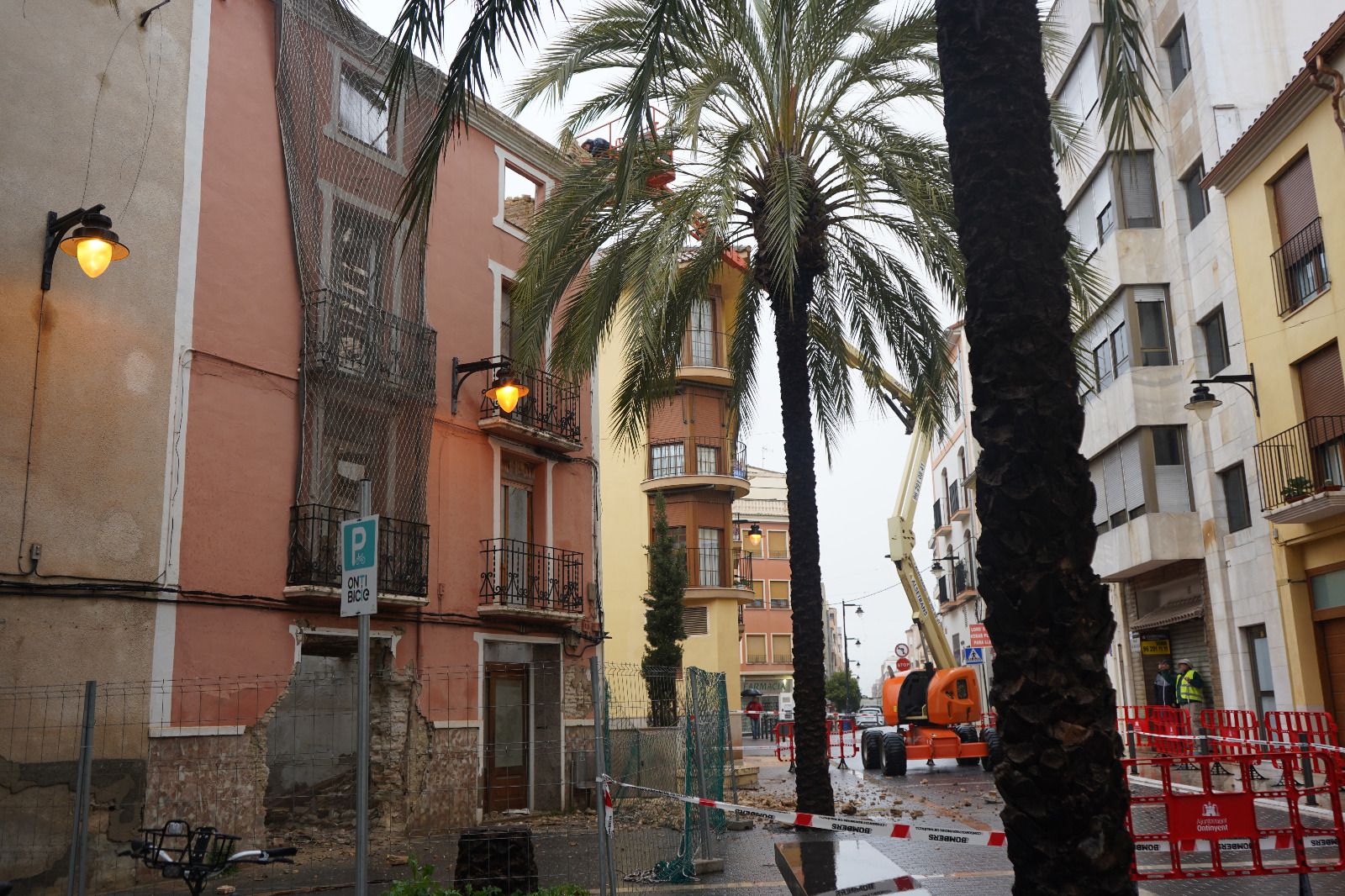 Se desploma parte de una cornisa de una vivienda en el casco histórico de Ontinyent