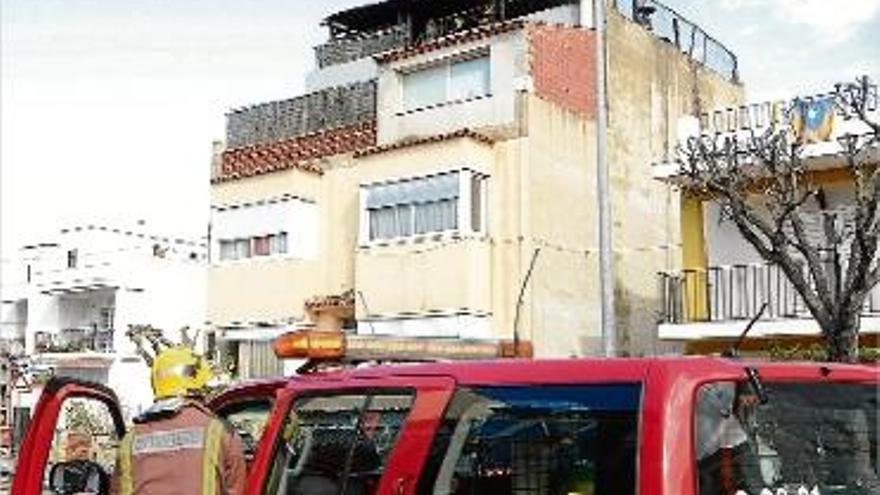 Desallotgen un bloc de l&#039;Escala per un incendi i tres agents resulten intoxicats