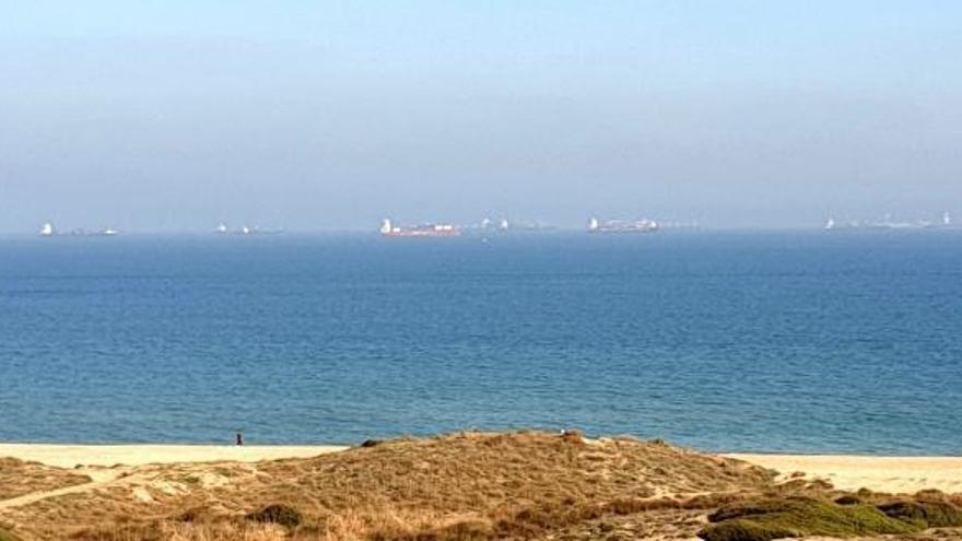 La línea costera, con los
barcos esperando su
turno para entrar.  AVV DEVESA