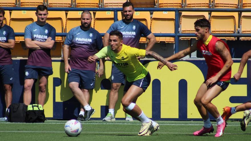 Yeremy Pino controla el esférico en el entrenamiento que el Villarreal B realizó en el Mini Estadi de la Ciudad Deportiva el pasado jueves.