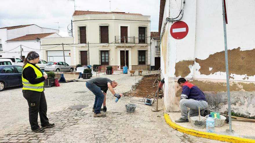 Las obras Aepsa llegan a la plaza del Mercado de Monesterio