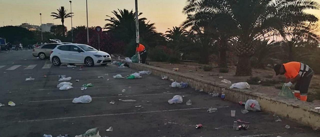 Imagen de suciedad tras un botellón de hace semanas.