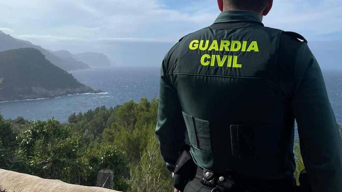 Un agente de la Guardia Civil vigila un mirador de Mallorca.
