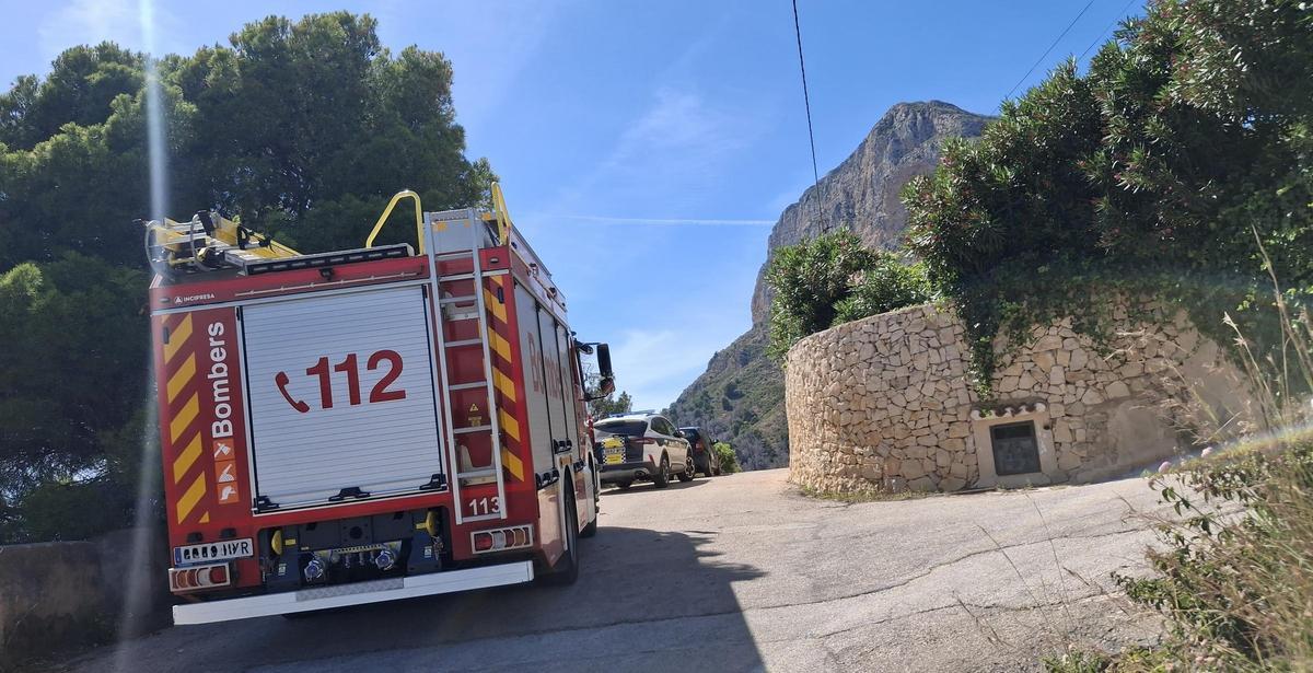 El camión de bomberos y el coche policial en la calle del Montgó donde está el chalé