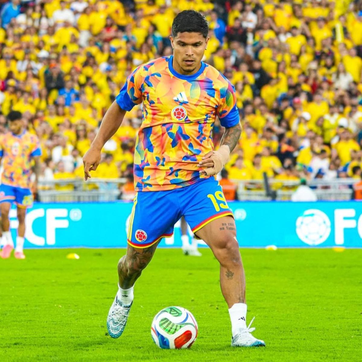 Cucho Hernández, en el calentamiento del Colombia Costa Rica en El Campín