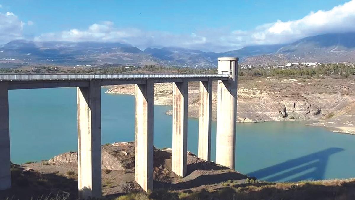 La presa de Viñuela mantiene desde 2023 la catalogación de embalse muerto.