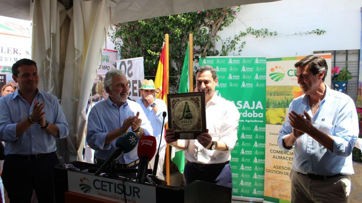 33 Juanma Moreno muestra un cordobán entregado por Asaja-Córdoba. | CASAVI