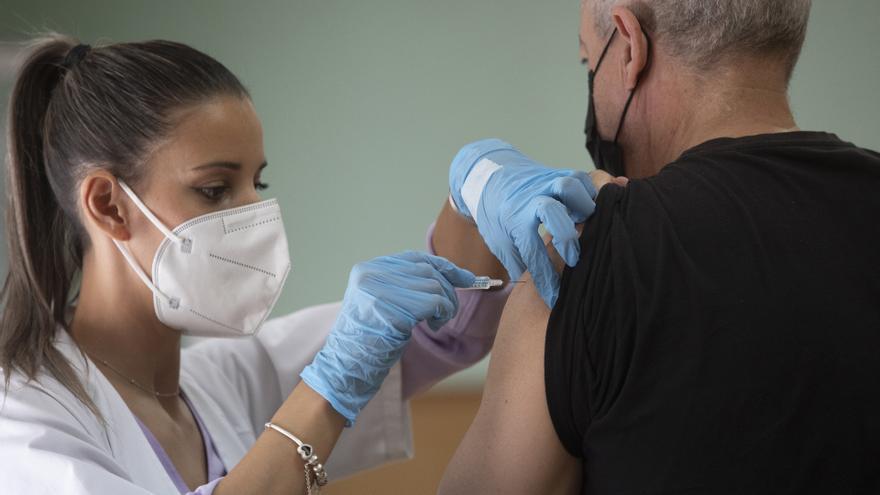 Archivo - Una enfermera vacuna a un hombre contra la gripe y el Covid. A 17 de octubre de 2022, en Sevilla (Andalucía, España).