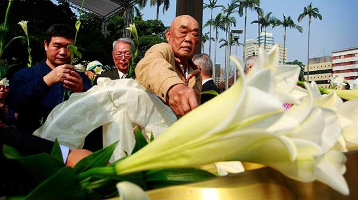 Un home col·loca uns lliris en un monument en memòria del 64è aniversari de l’incident 228 a Taipei, que va tenir lloc el 28 de febrer de 1947. Va ser una campanya militar contra els dissidents de l’administració de Chen Yi, un dirigent nomenat per Chiang Kai-shek, durant la seva etapa com a president del govern nacionalista de la Xina.