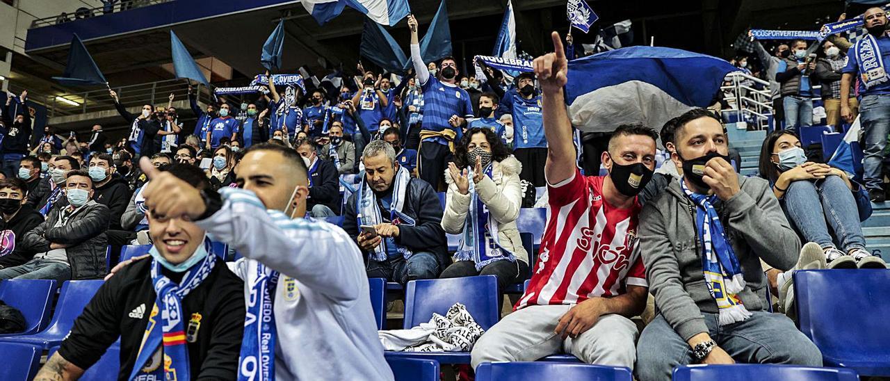 Un seguidor del Sporting, rodeado de hinchas azules en el derbi. | I. C.