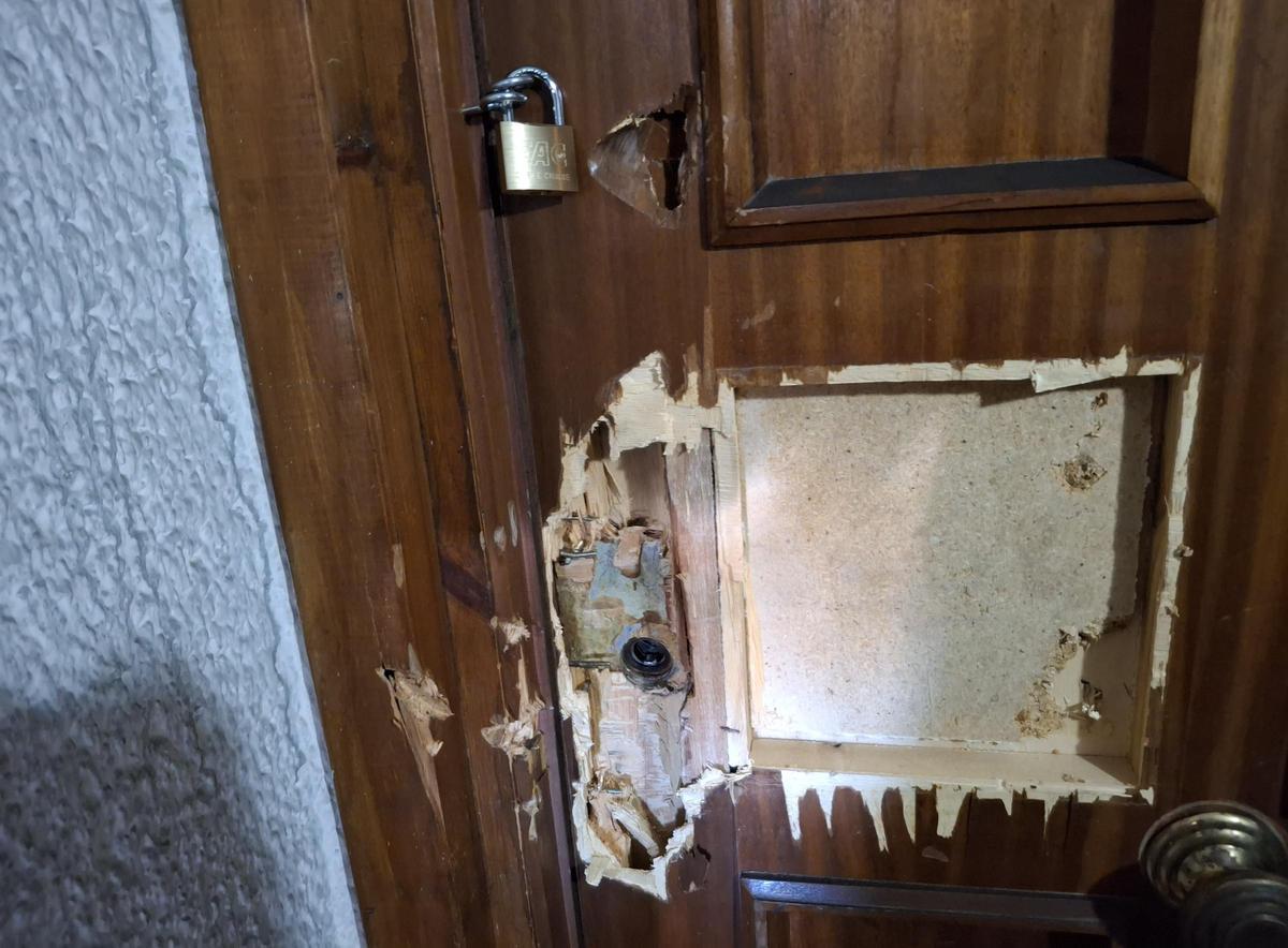 Una de las puertas que reventaron los bomberos para rescatar a los moradores