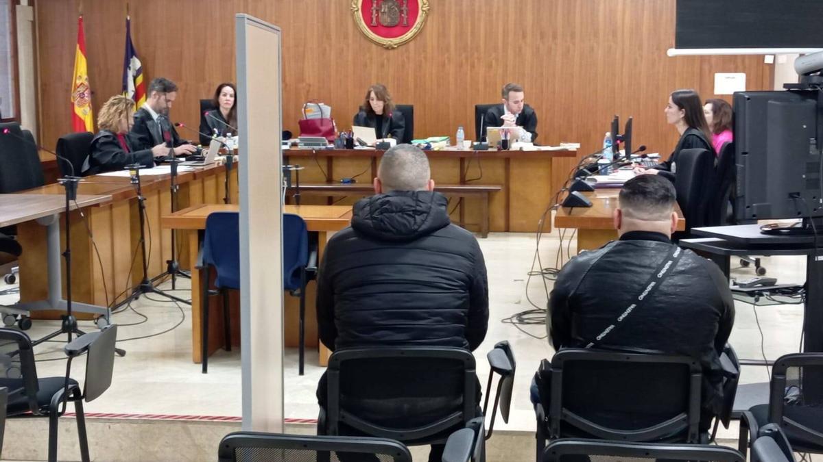 Los dos acusados, durante el juicio celebrado en la Audiencia de Palma.