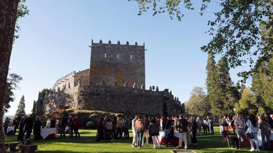 Silva destacó el polo de atracción turística que es el castillo de Soutomaior. // José Lores