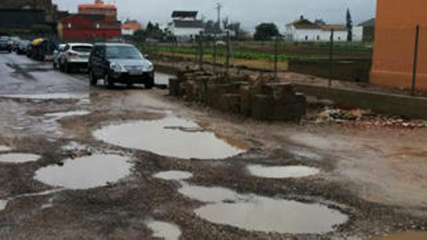 Accesos sin asfaltar convertidos en un barrizal en la pedanía de Castellar-l´Oliveral.