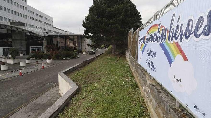 Pancarta de agradecimiento al personal sanitario, ante el Hospital San Agustín de Avilés.