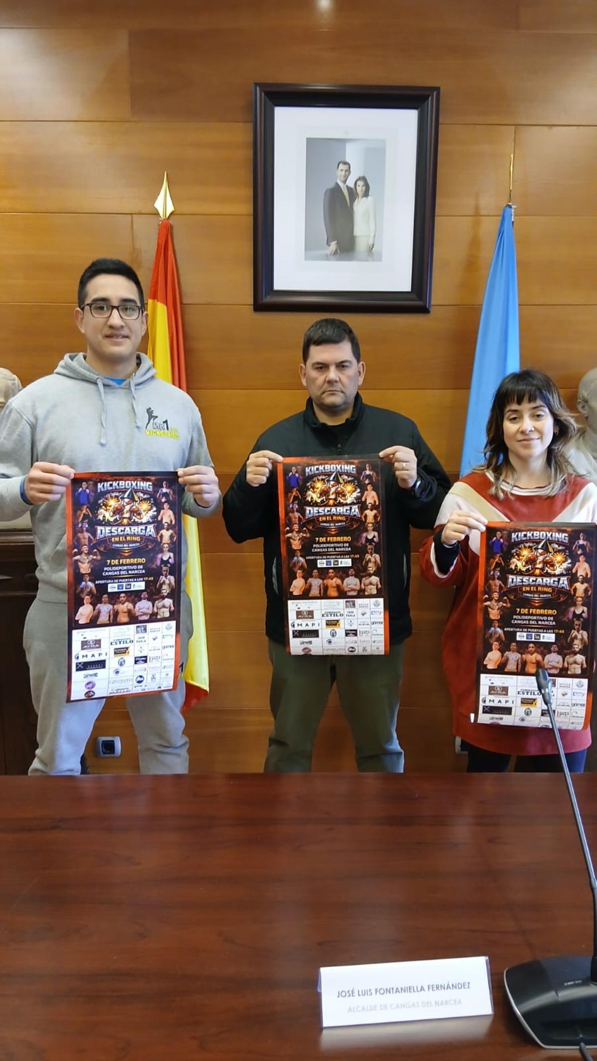 Por la izquierda, Pedro Molina, el concejal de Deportes, Marcial Fernández, y Anabel Bello.