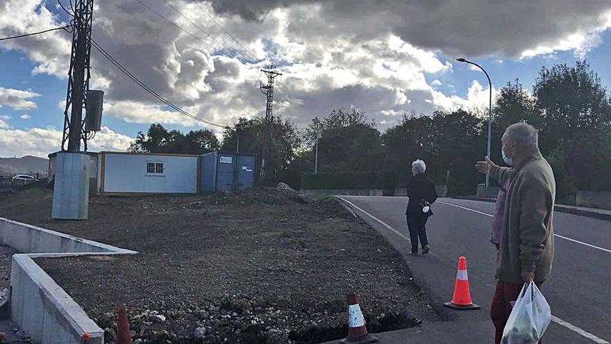 Dos vecinos en la avenida de Gijón, frente al aparcamiento en obras. | I. G.