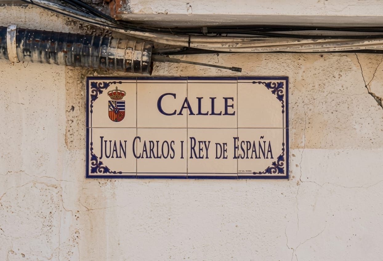 Calle Juan Carlos I Rey de España, en Casas de Don Pedro.
