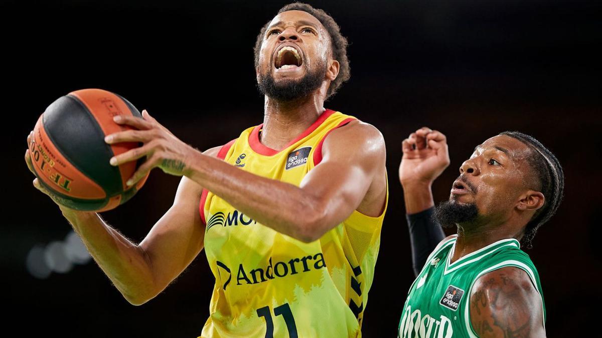 Clevin Hannah, en una entrada a canasta en el partido ante el Betis. | ACB PHOT0/F. SANTIAGO