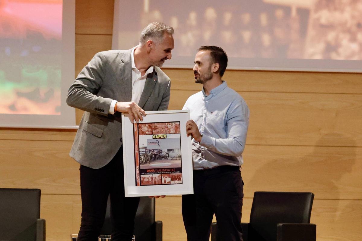 El reconocimiento al Valencia Basket, recogido por el responsable del departamento de relaciones institucionales, Víctor Luengo.