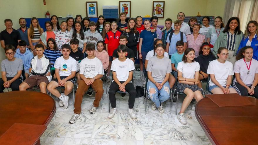 Foto de familia de la recepción oficial de ayer al mediodía en el Concello de Meis.  | // IÑAKI ABELLA