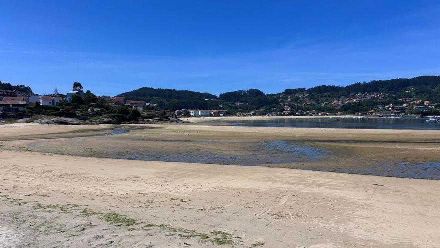 Playa de Aldán y al fondo la de Vilariño, en donde ayer faenaron furtivos por la mañana. | FdV