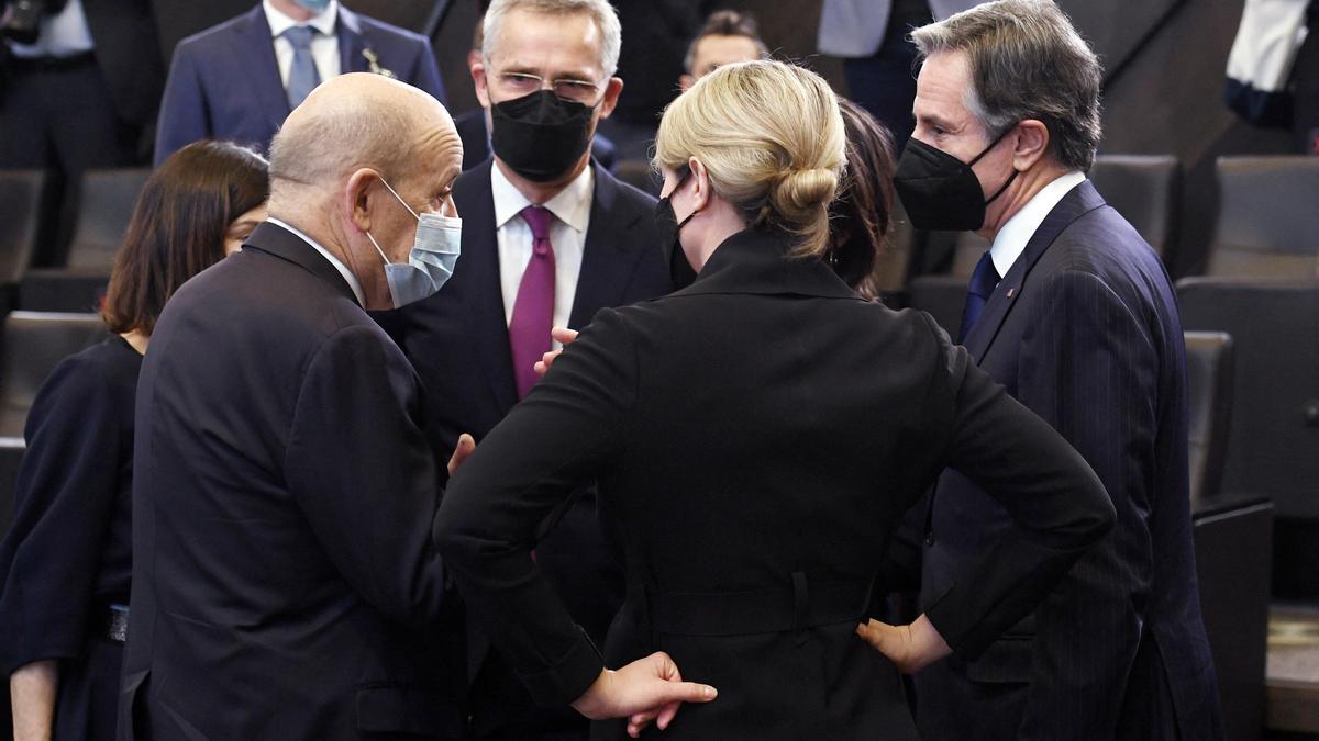 El secretario de Estado de EEUU, Antony Blinken; el secretario general de la OTAN, Jens Stoltenberg; el ministro de Exteirores francés, Jean-Yves Le Drian y la de Canadá, Melanie Joly, durante la reunión mantenida en Bruselas.