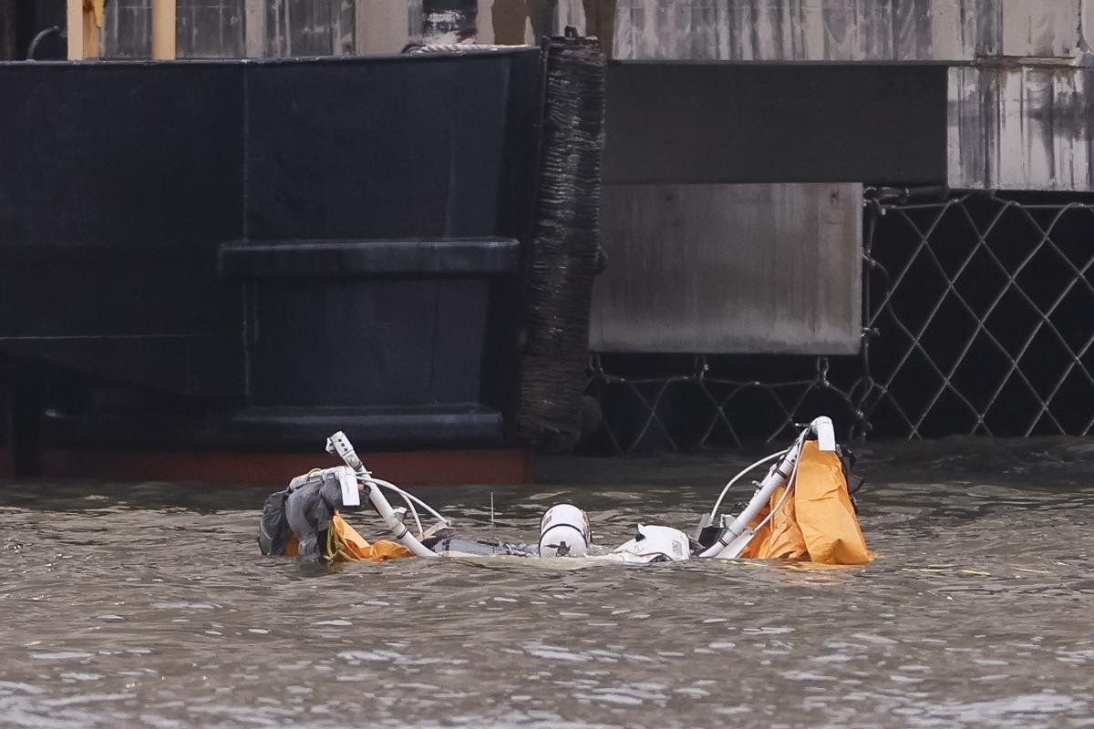 Cinco turistas catalanes y el piloto mueren al caer un helicóptero en el río Hudson de Nueva York