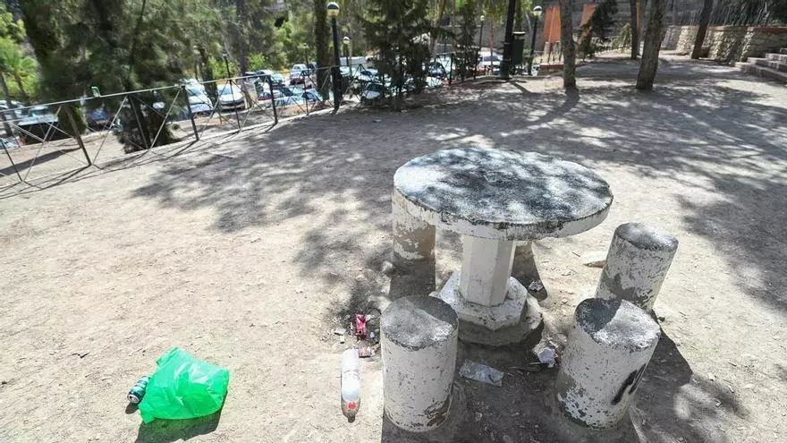 Vecinos de Porfirio Pascual en Elche denuncian la suciedad y dejadez de sus parques
