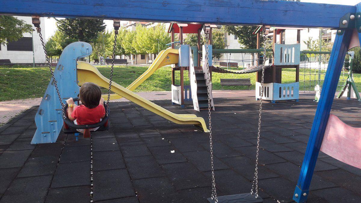 Un niño juega en un parque.