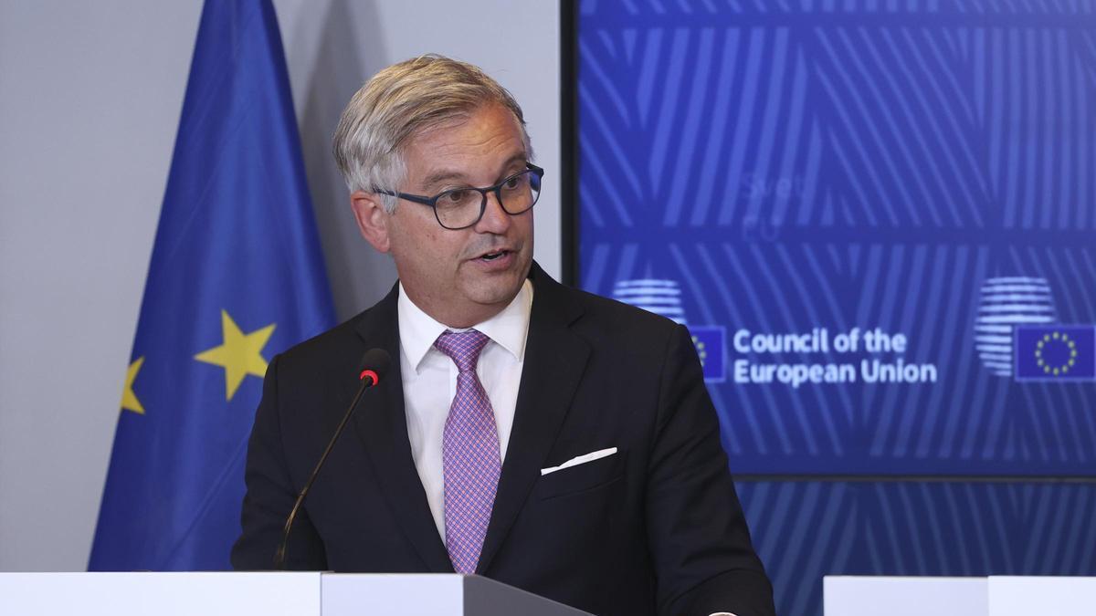 El comisario europeo de Interior no ve relación entre regularización y la crisis en Ceuta