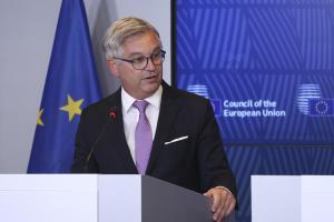 El comisario europeo de Interior no ve relación entre regularización y la crisis en Ceuta