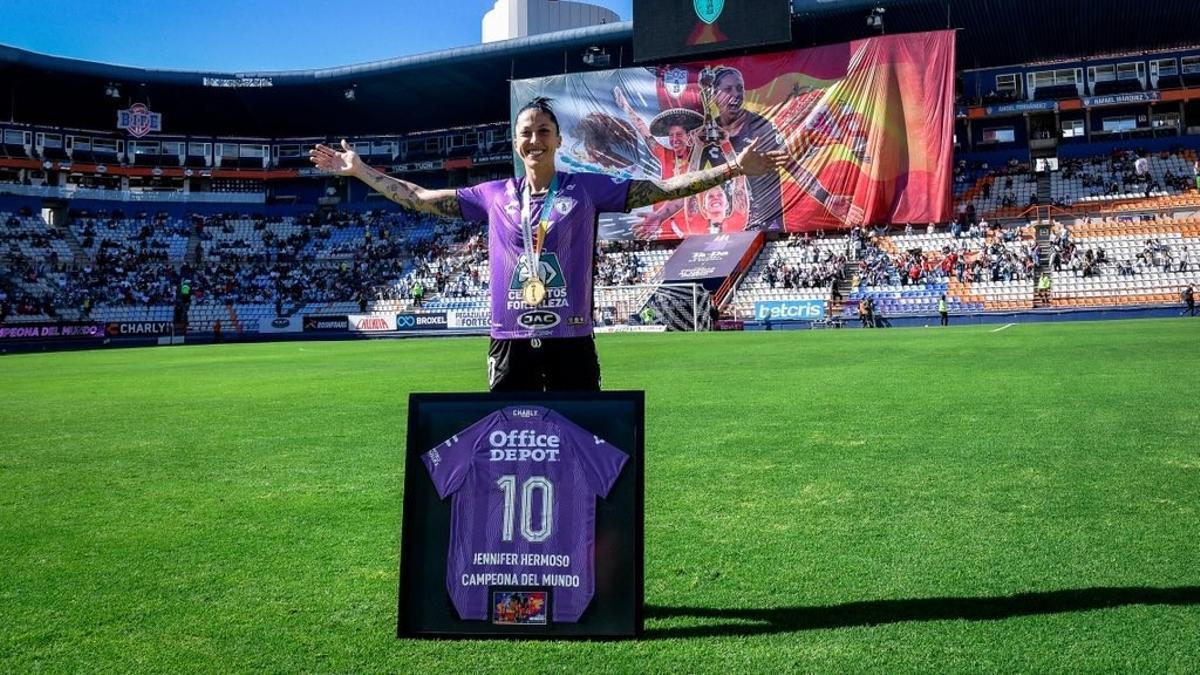 Jenni Hermoso recibe el homenaje del Pachuca, el club mexicano donde juega.