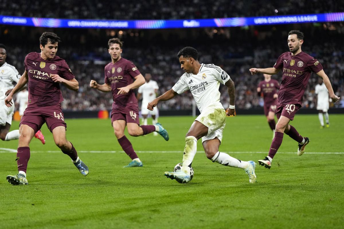 Real Madrid's Rodrygo controls the ball during the Champions League playoff second leg soccer match between Real Madrid and Manchester City at the Santiago Bernabeu Stadium in Madrid, Spain, Wednesday, Feb. 19, 2025. (AP Photo/Manu Fernandez)