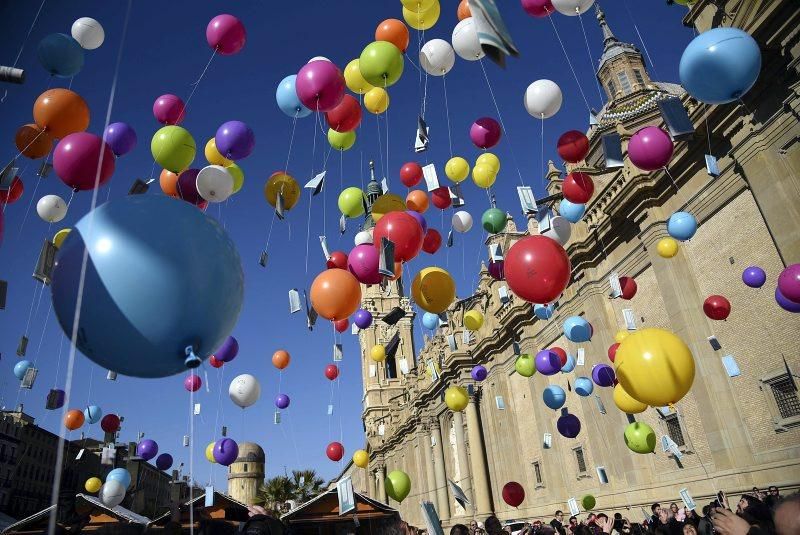 Suelta de globos literarios en la plaza del Pilar