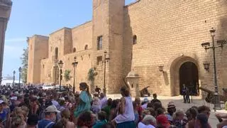Un centenar de personas se concentra frente el Palacio de la Almudaina para mostrar su apoyo al Rey Felipe VI