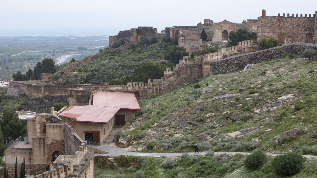 Vista del Castillo de Sagunt y su centro de visitantes.