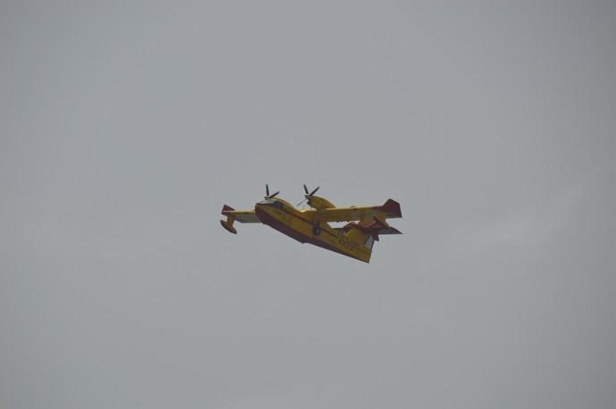 Los hidroaviones cargan agua en el Puerto de Las Palmas - Incendio Gran Canaria 2019
