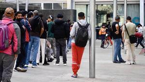 Barcelona. 27.04.2026. Sociedad. Colas en la oficina de atención a la ciudadanía en la plaça de Sant Miquel para obtener los papeles necesarios para la regularización de personas inmigrantes. Fotografía de Jordi Cotrina