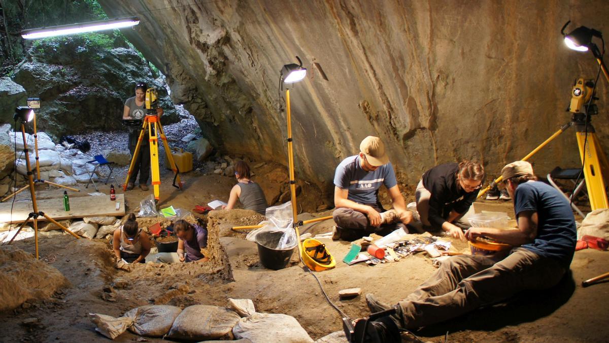 Un grup d’investigadors descobreix a Itàlia la tomba més antiga d’una nounada europea