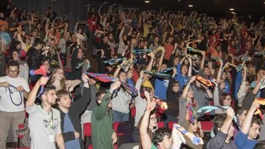 Els escoltes fent volar els seus fulards al teatre Kursaal de Manresa en un moment de l&#039;assemblea