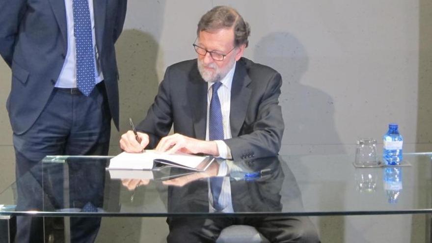 Mariano Rajoy firmando su libro.