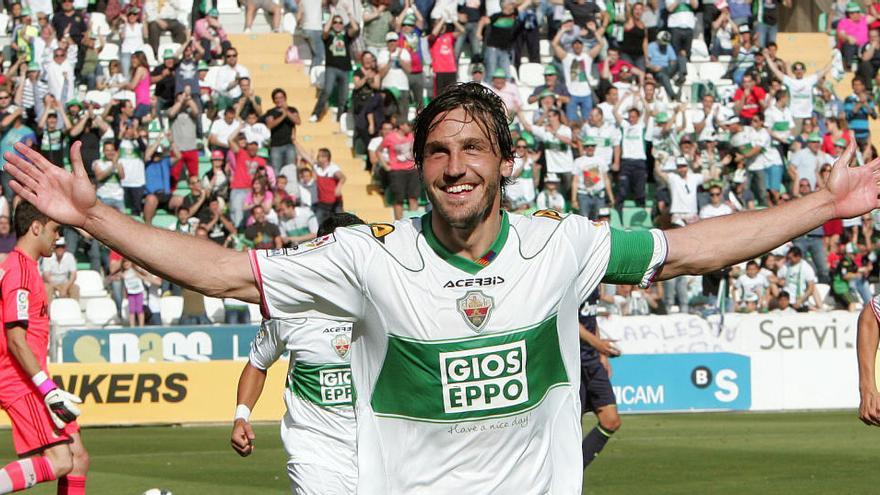 David Generelo celebra un gol con el Elche en mayo de 2013, el año del último ascenso a Primera