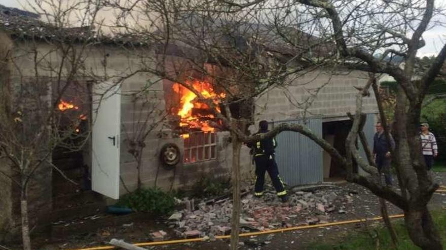 Un incendio destroza un galpón anexo a una vivienda en Bribes