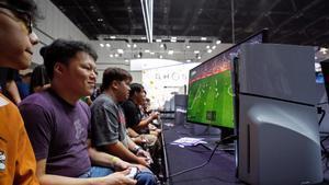 Los jugadores prueban el videojuego EA Sports FC 26 de Sony PlayStation 5 en el Gamescom Asia.