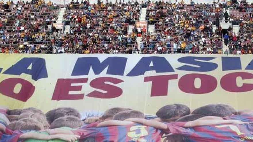 El Camp Nou se opuso al castigo con el lema &#039;La Masía no se toca&#039;