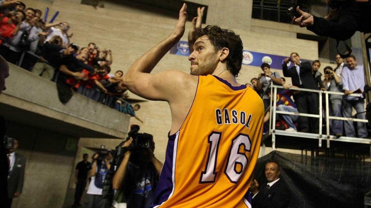 Los Lakers retiran la camiseta con el número 16 de Pau Gasol