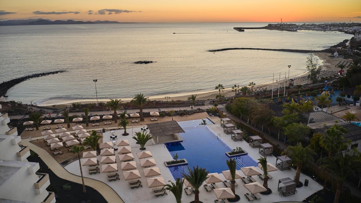 El complejo está ubicado en Playa Blanca, frente a Playa Dorada en Lanzarote.